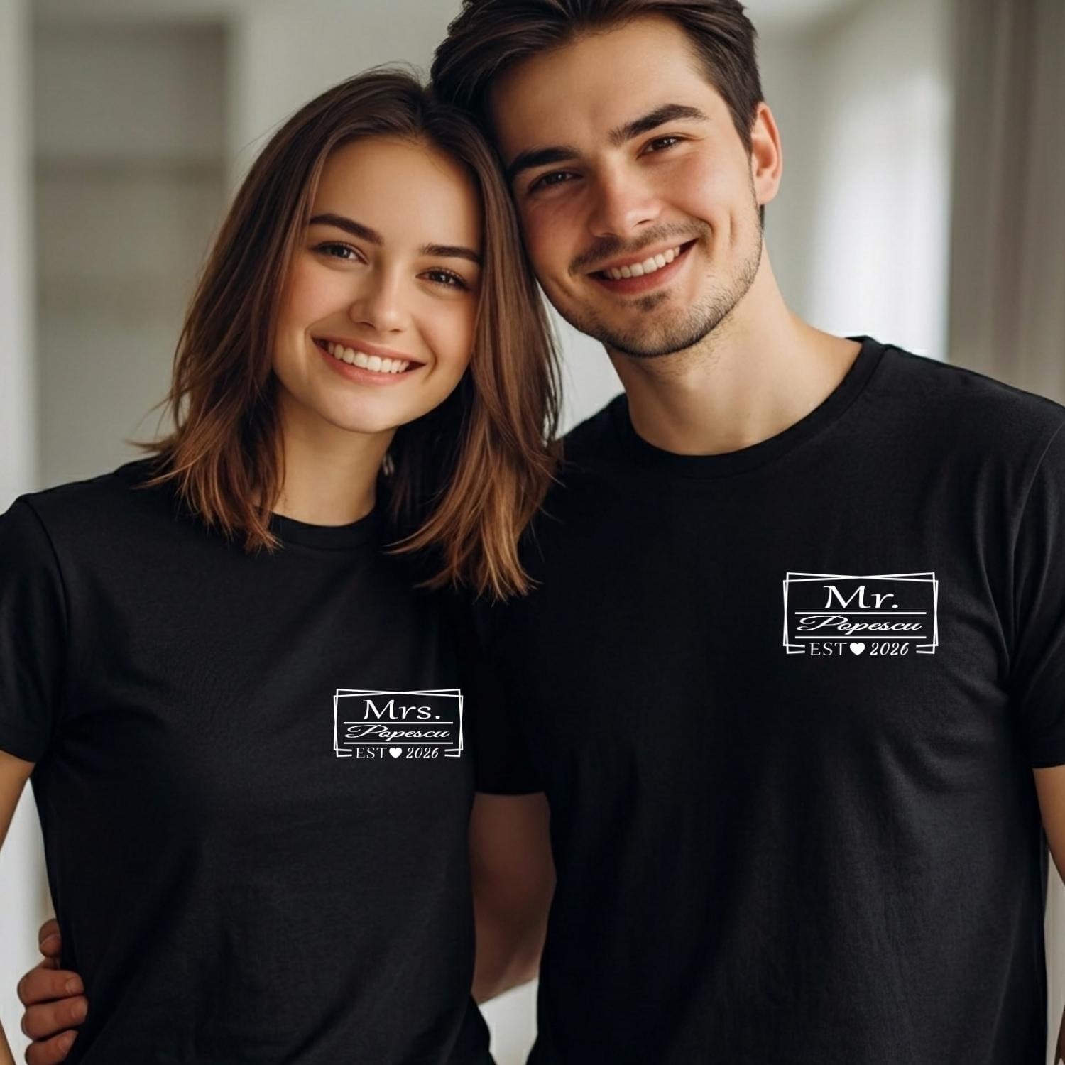 tricouri-cuplu-matching-mr-mrs-piept-stanga-premium-negru Set tricouri cuplu negre Mr și Mrs cu design premium pe piept stânga, nume de familie și Est an