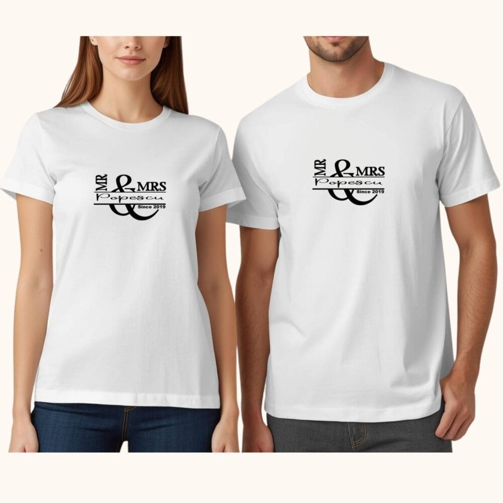Tricouri cuplu albe Mr & Mrs cu monogramă, nume de familie și Since, set personalizat pentru aniversare relație sau căsătorie