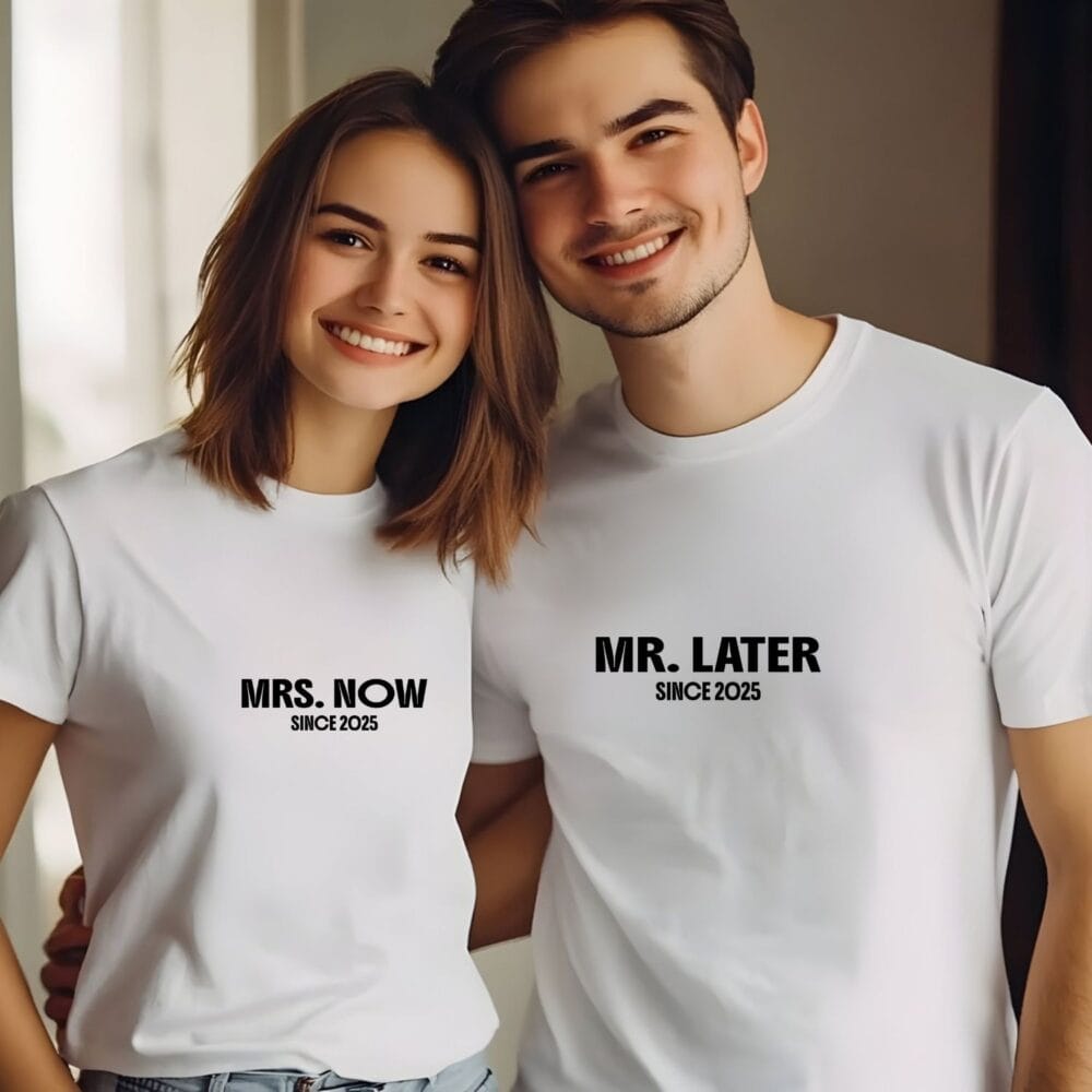 Cuplu purtând tricouri albe Mr Later și Mrs Now, cadou amuzant personalizat pentru Valentine’s Day, Dragobete sau aniversare