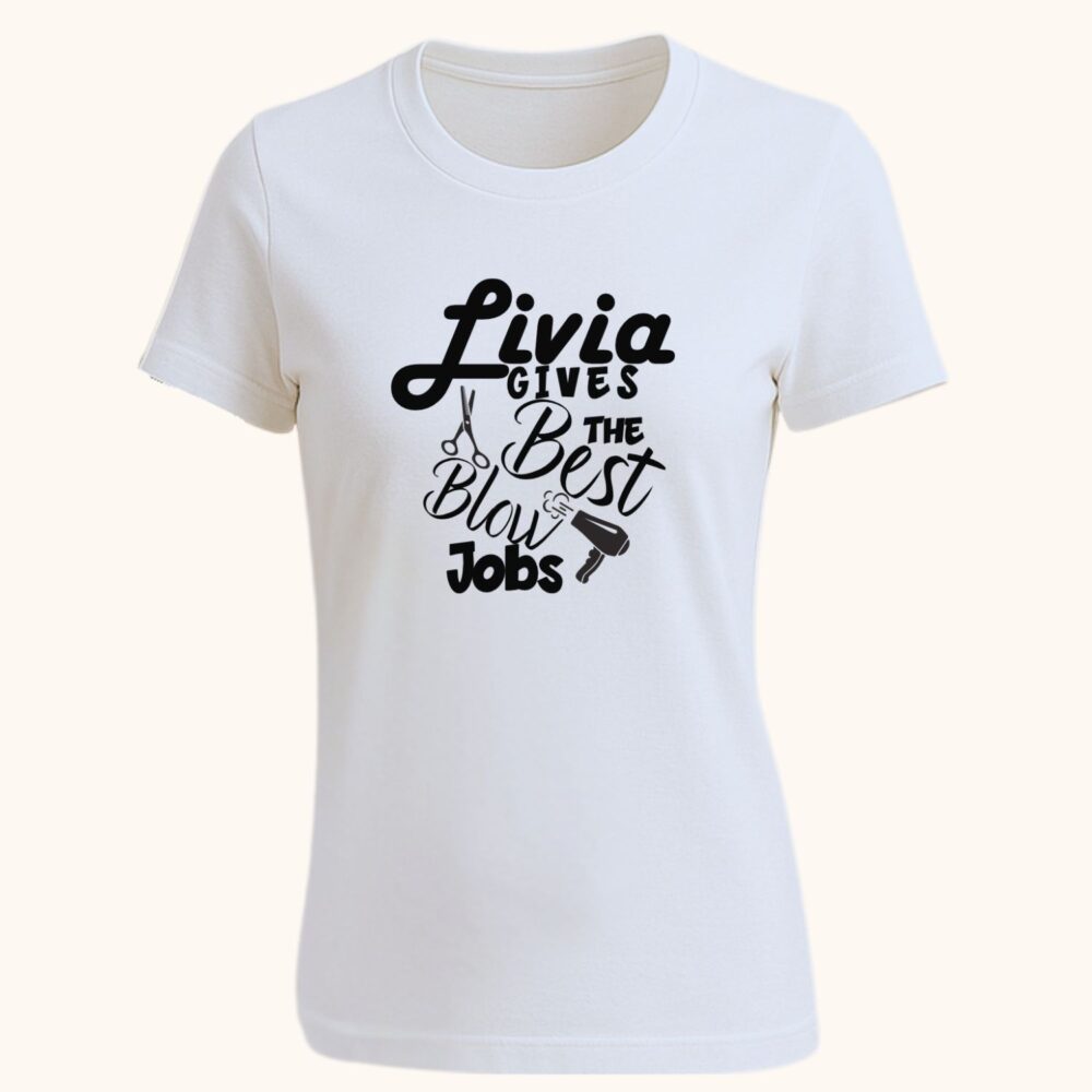 Tricou frizeriță sau coafeză personalizat cu mesaj amuzant 18+ cu nume – mockup pe tricou alb damă