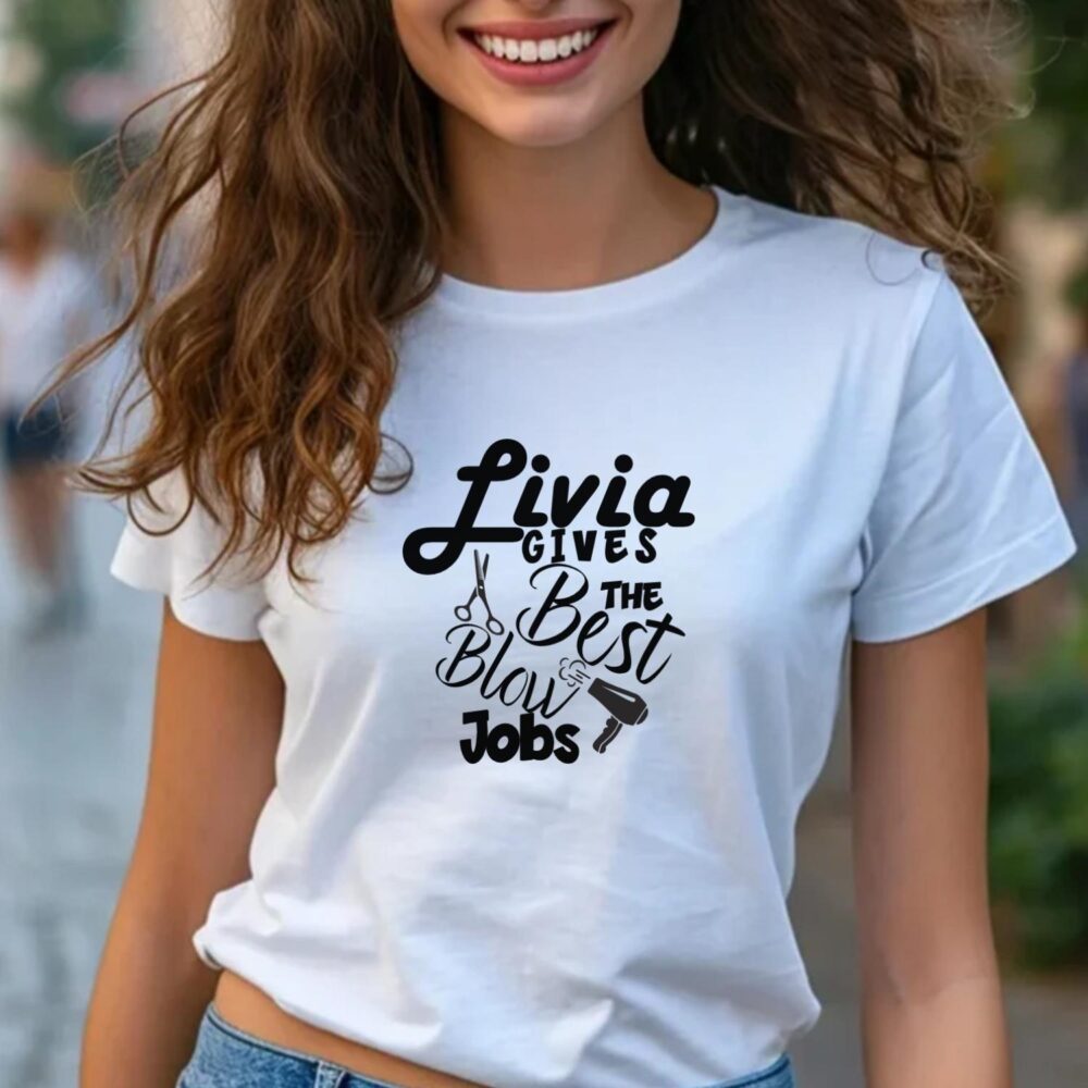 Tricou coafeză sau frizeriță, personalizat cu mesaj îndrăzneț 18+ și nume – mockup lifestyle pe tricou alb. Cadou funny