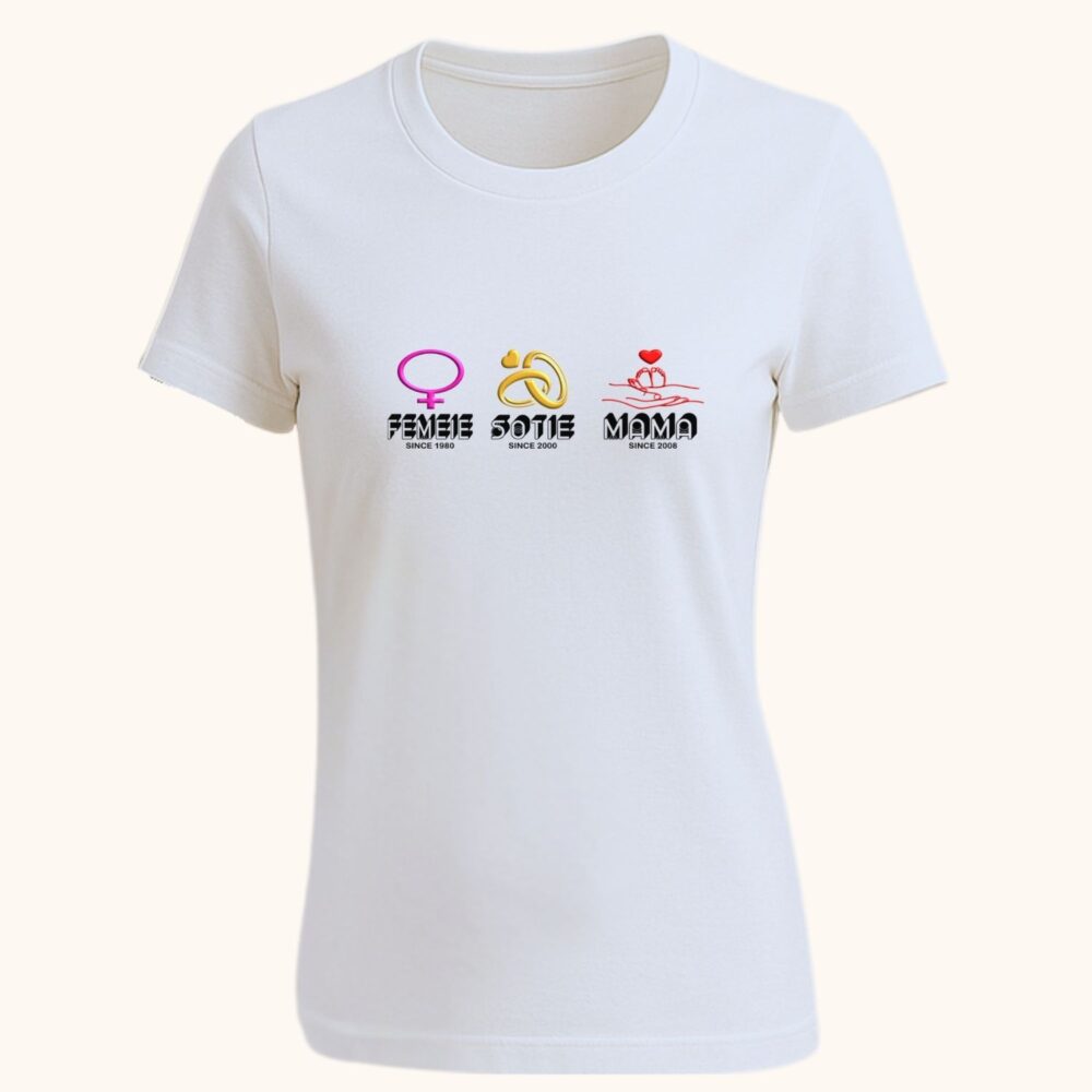 Tricou alb dama personalizat cu iconițe și ani Since „Femeie Soție Mamă”, model 3