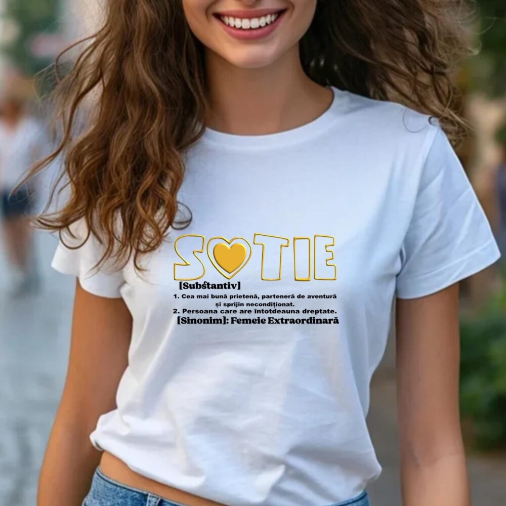Tricou personalizat „Soție” cu definiție amuzant-elegantă, vinil auriu, model 2 pe tricou alb. cadou femei