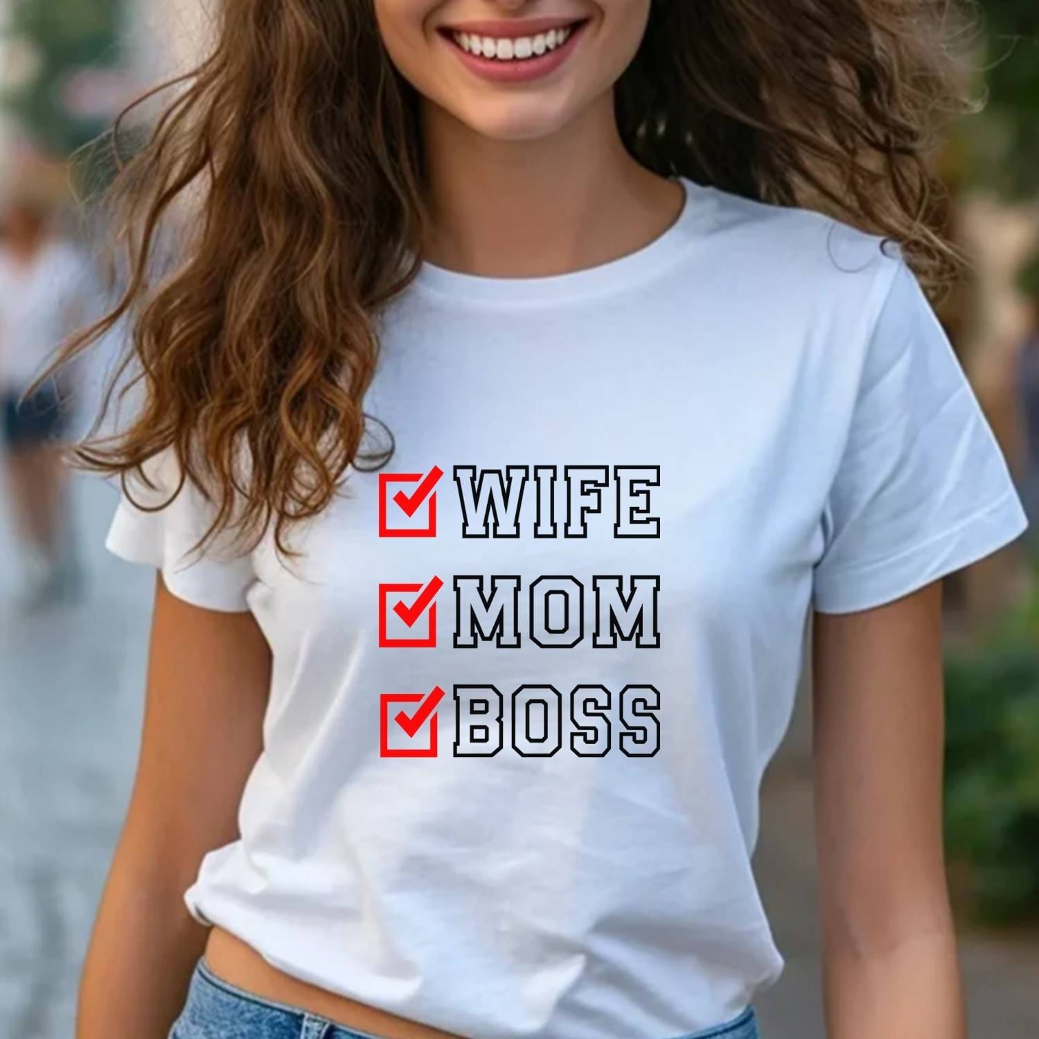 tricou-personalizat-wife-mom-boss-checklist-alb-lifestyle Tricou damă alb personalizat Wife Mom Boss checklist – cadou pentru mamă și soție