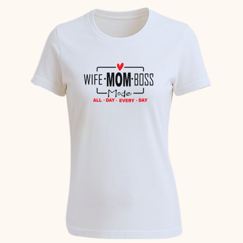Mockup tricou damă alb personalizat Wife Mom Boss cu nume și an – croială cambrată