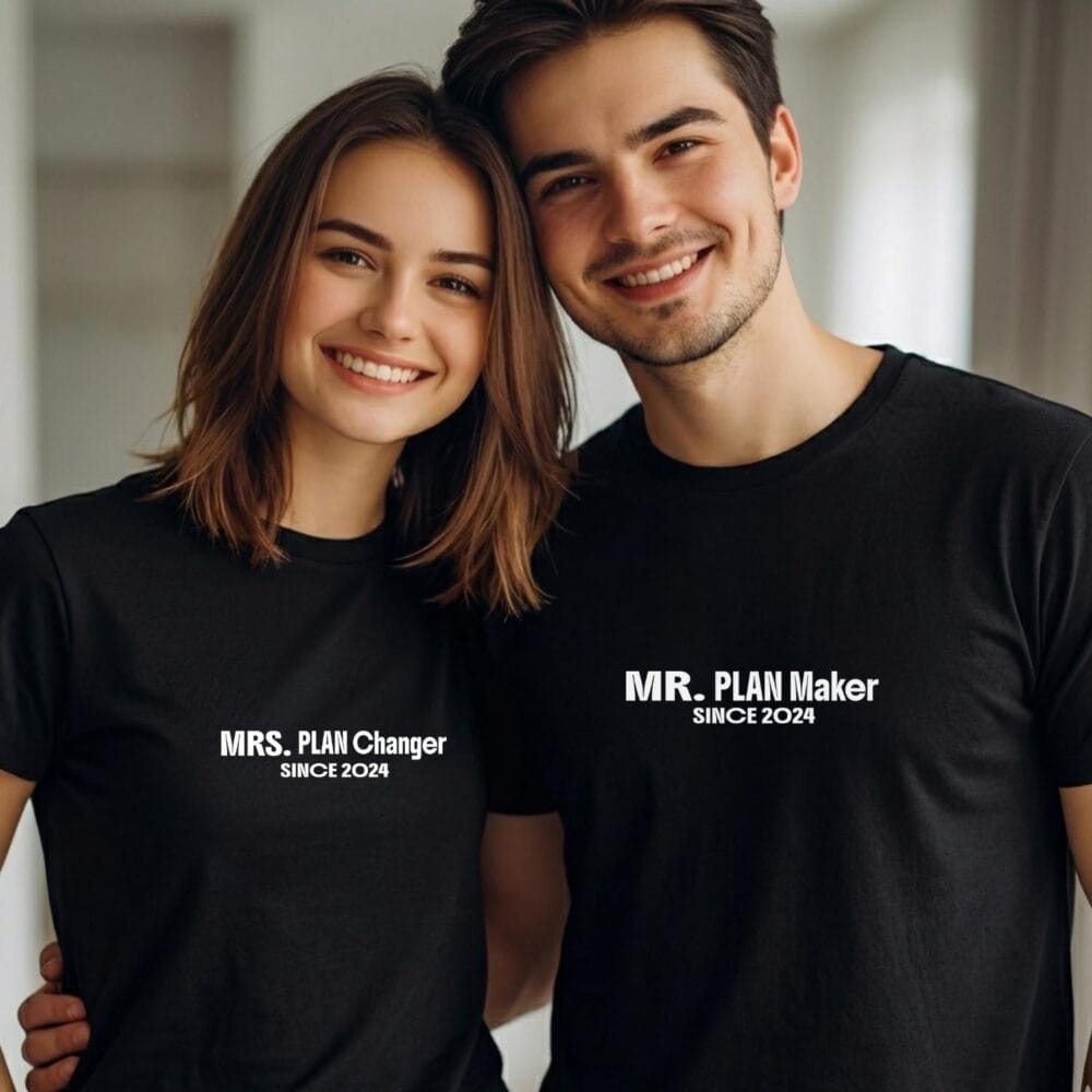 Cuplu purtând tricouri negre Mr Plan Maker și Mrs Plan Changer, cadou funny personalizat pentru relații cu umor