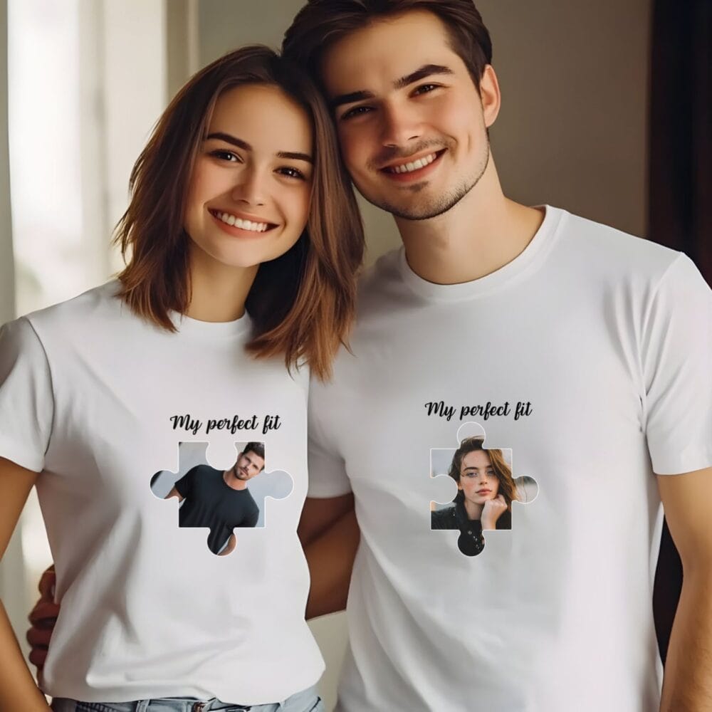 Cuplu fericit purtând Tricouri personalizate pentru cuplu cu puzzle și poză – My Perfect Fit
