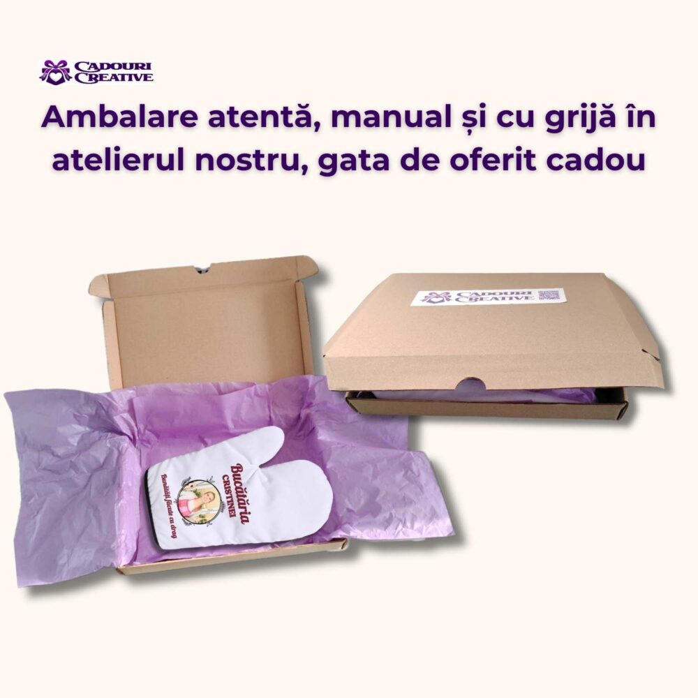 Ambalare atentă pentru mănușă de bucătărie personalizată cu poză și text, gata de oferit cadou