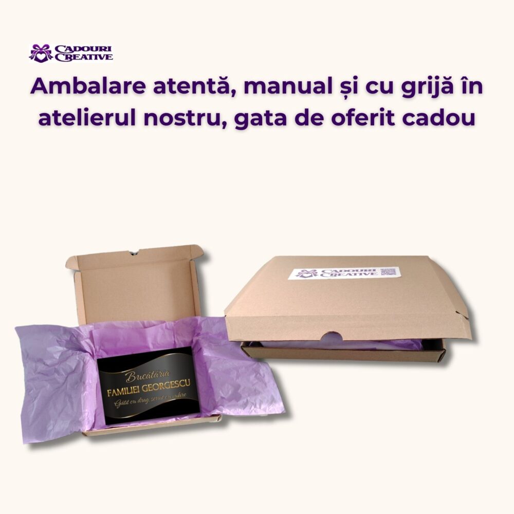 Ambalare atentă și manuală pentru tocător personalizat din sticlă, gata de oferit cadou pentru familie, casă nouă sau nuntă