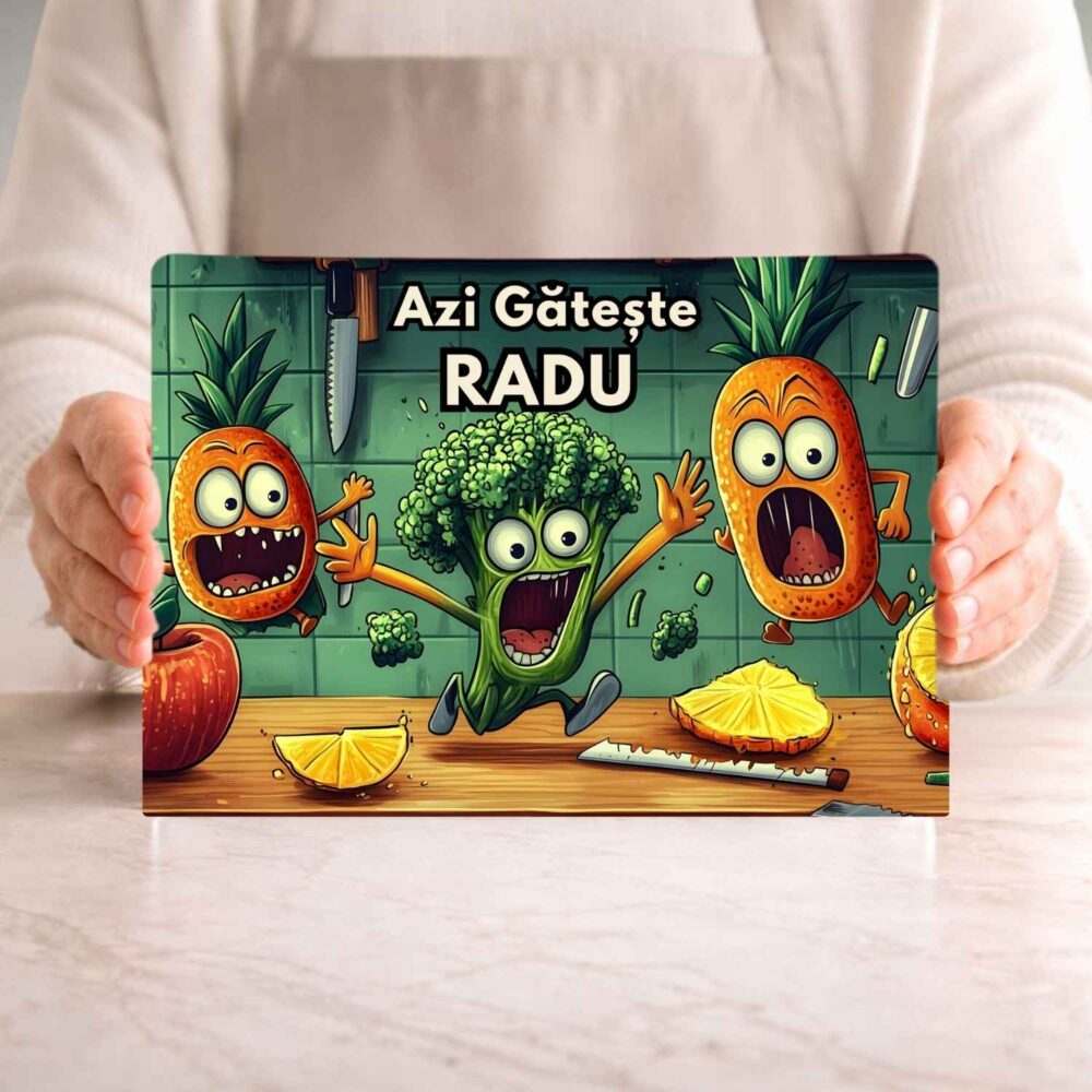 Tocător personalizat amuzant din sticlă Azi gătește Radu, model cu broccoli și fructe speriate, cadou personalizat cu nume