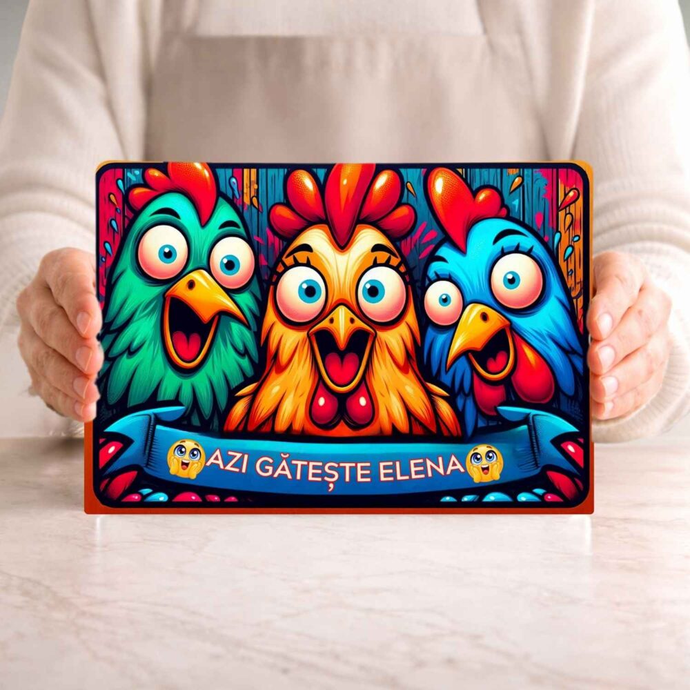 Tocător personalizat amuzant din sticlă Azi gătește Elena, model cu găini colorate și nume personalizat, cadou haios pentru bucătărie