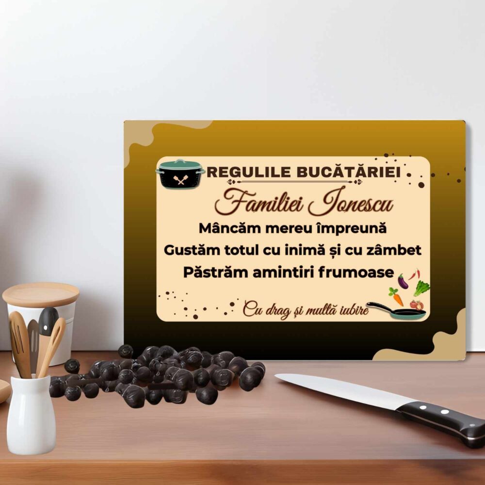 Tocător personalizat din sticlă Regulile Bucătăriei cu nume de familie, așezat pe blat, cadou decorativ și util pentru bucătărie