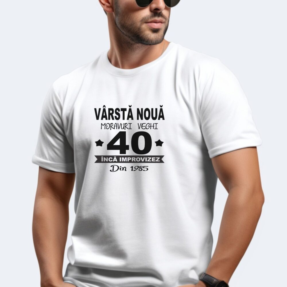 Tricou amuzant aniversare cu vârsta 40, model Încă improvizez, cadou personalizat pentru zi de naștere