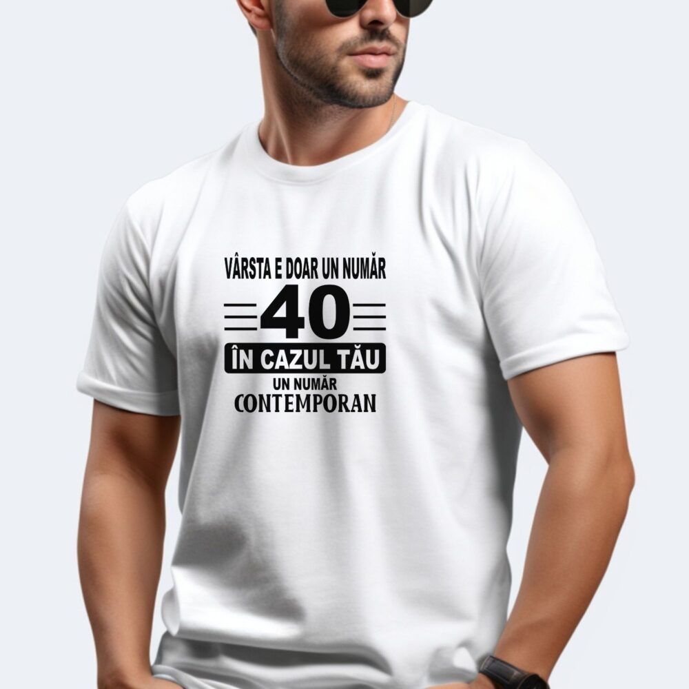 Tricou amuzant cu vârsta 40, model Vârsta e doar un număr, cadou aniversar personalizat purtat de bărbat