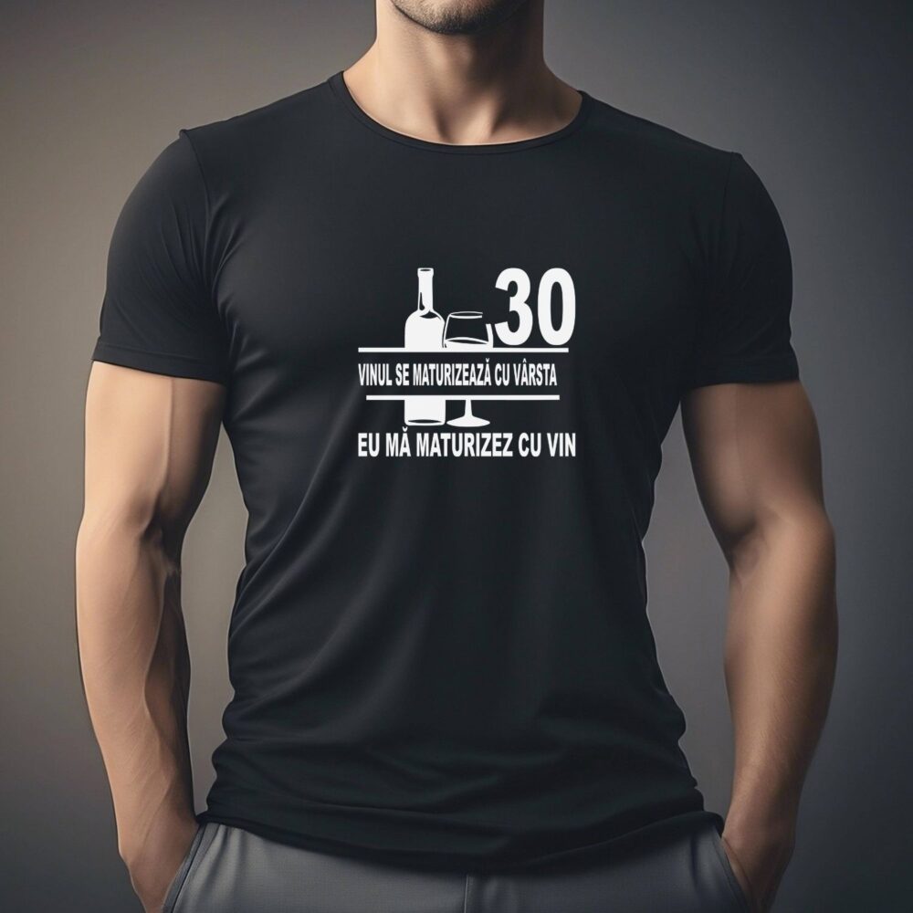 Tricou funny aniversare cu vârsta 30, model Vinul se maturizează cu vârsta, eu mă maturizez cu vin. Cadou personalizat amuzant purtat de bărbat