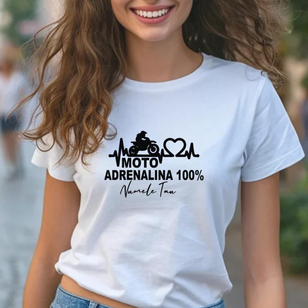 Model poartă Tricou moto Adrenalina 100% personalizat cu nume – tricou alb femei, cadou unisex pentru motociclista/motociclist