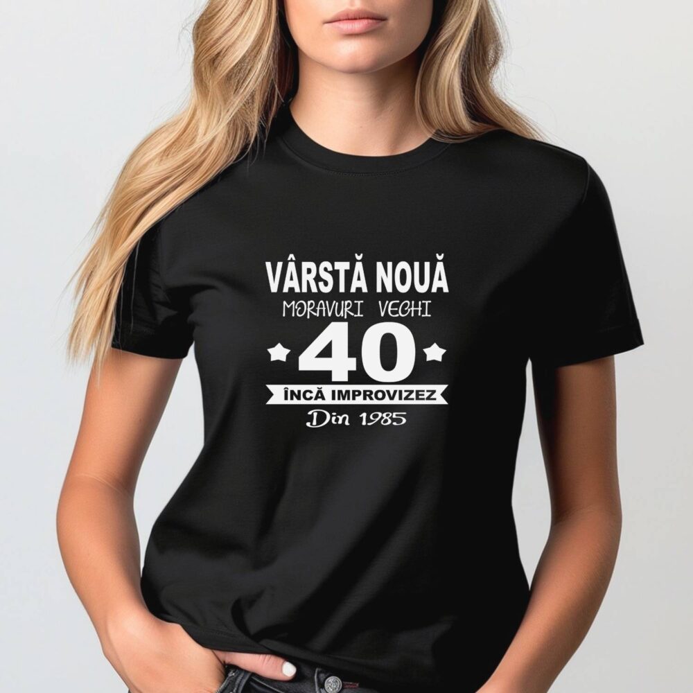 Tricou personalizat aniversare cu vârsta 40, model amuzant - Vârstă nouă moravuri vechi, încă improvizez. Tricou funny purtat de femeie