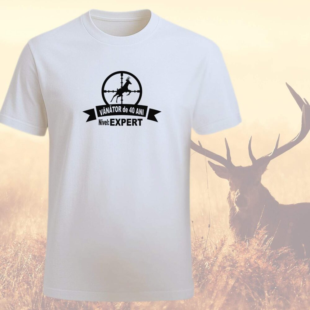 Tricou aniversar vânător cu vârstă – model Expert, alb, personalizare cu nume/varstă/an