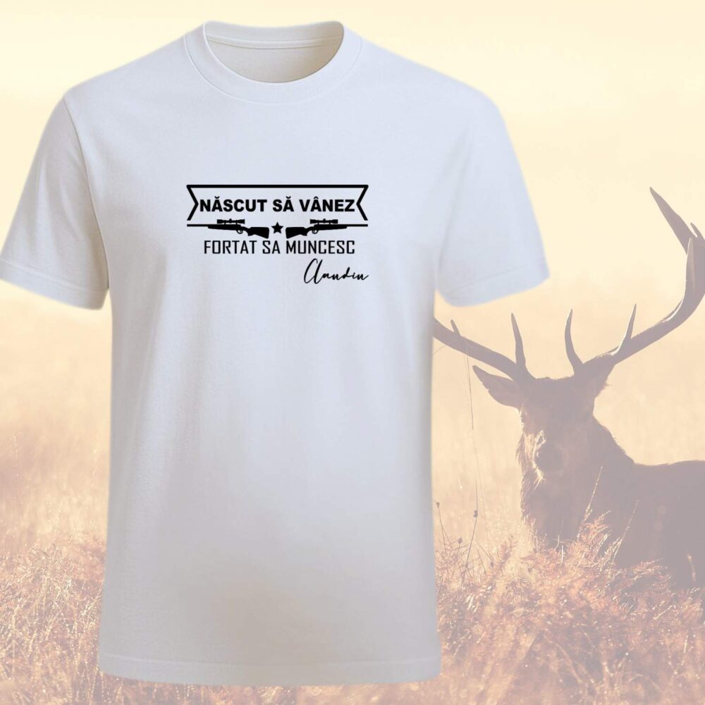 Tricou vânător cu nume alb, model Născut să vânez, forțat să muncesc. Cadou amuzant pentru hobby vânătoare