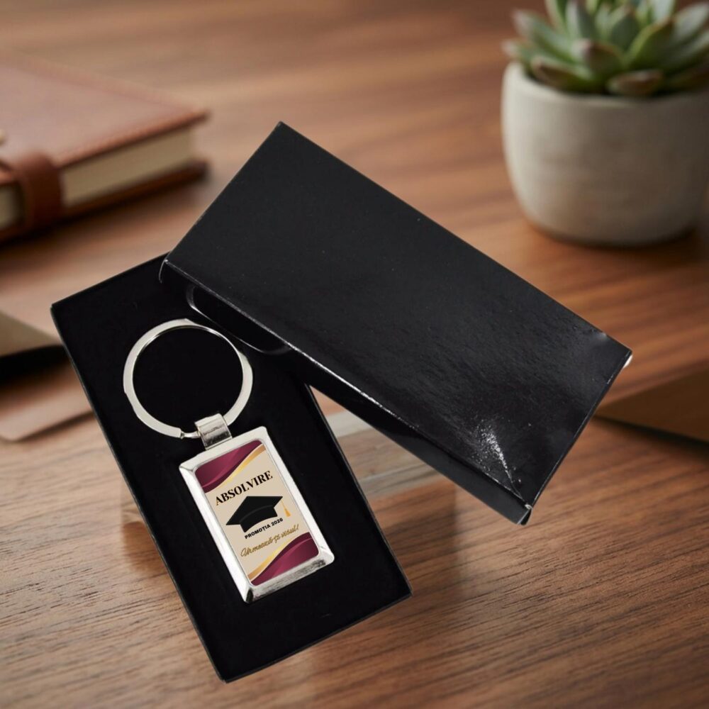 Breloc personalizat de absolvire cu mesaj, ambalat individual în cutie neagră, gata de oferit cadou