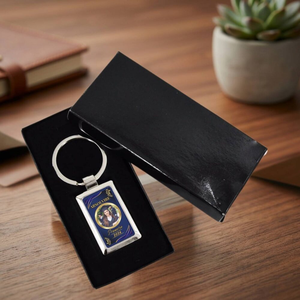Breloc personalizat cu poză pentru absolvire, ambalat individual în cutie neagră, gata de oferit cadou