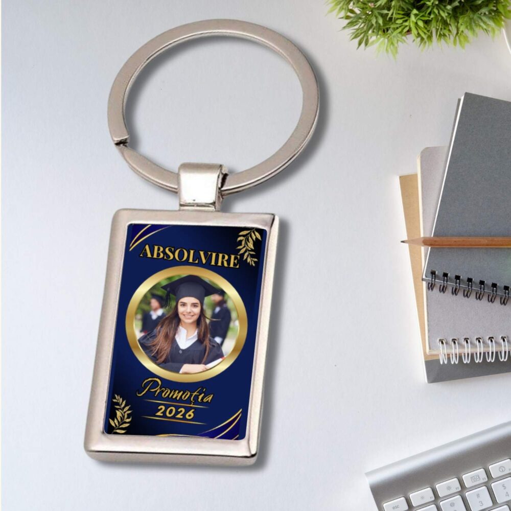 Breloc absolvire cu poză și promoția, model Eleganță Aurie, cadou personalizat pentru absolventă sau absolvent