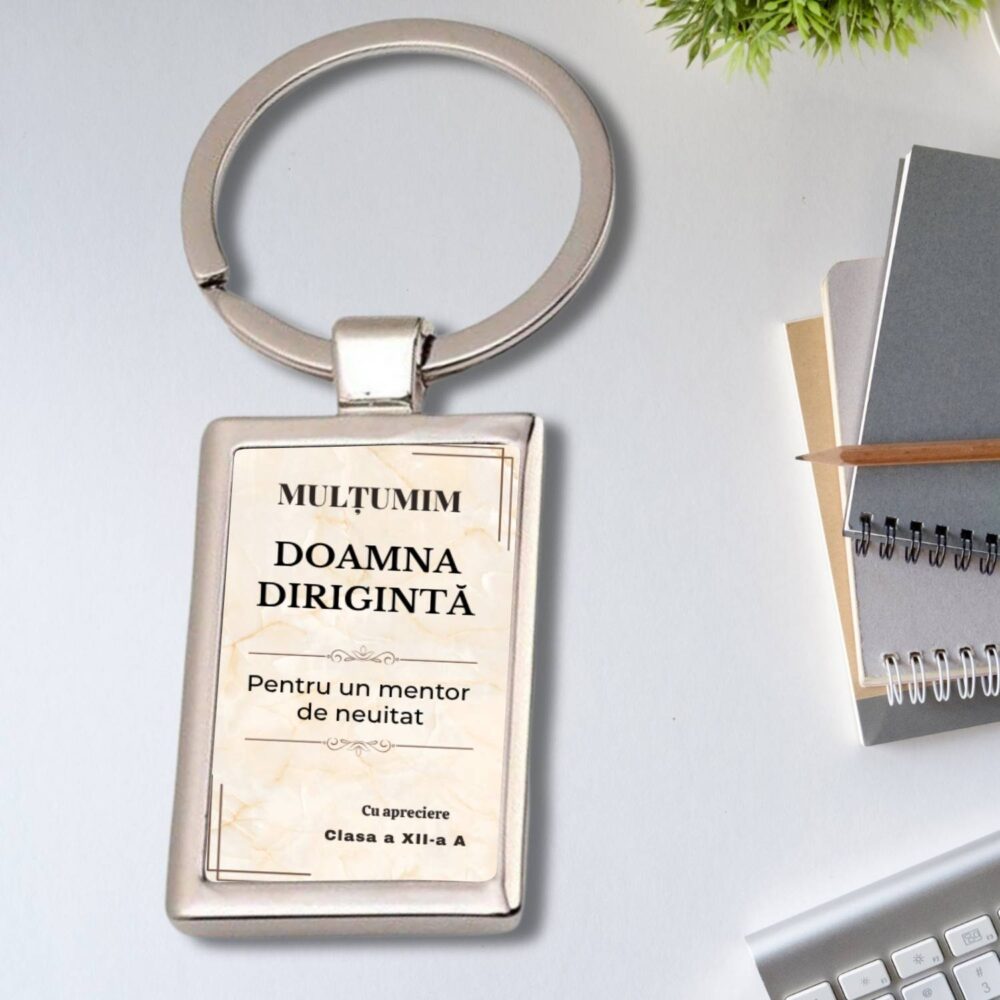 Breloc personalizat pentru doamna diriginta, cadou de final de an cu mesaj si numele clasei