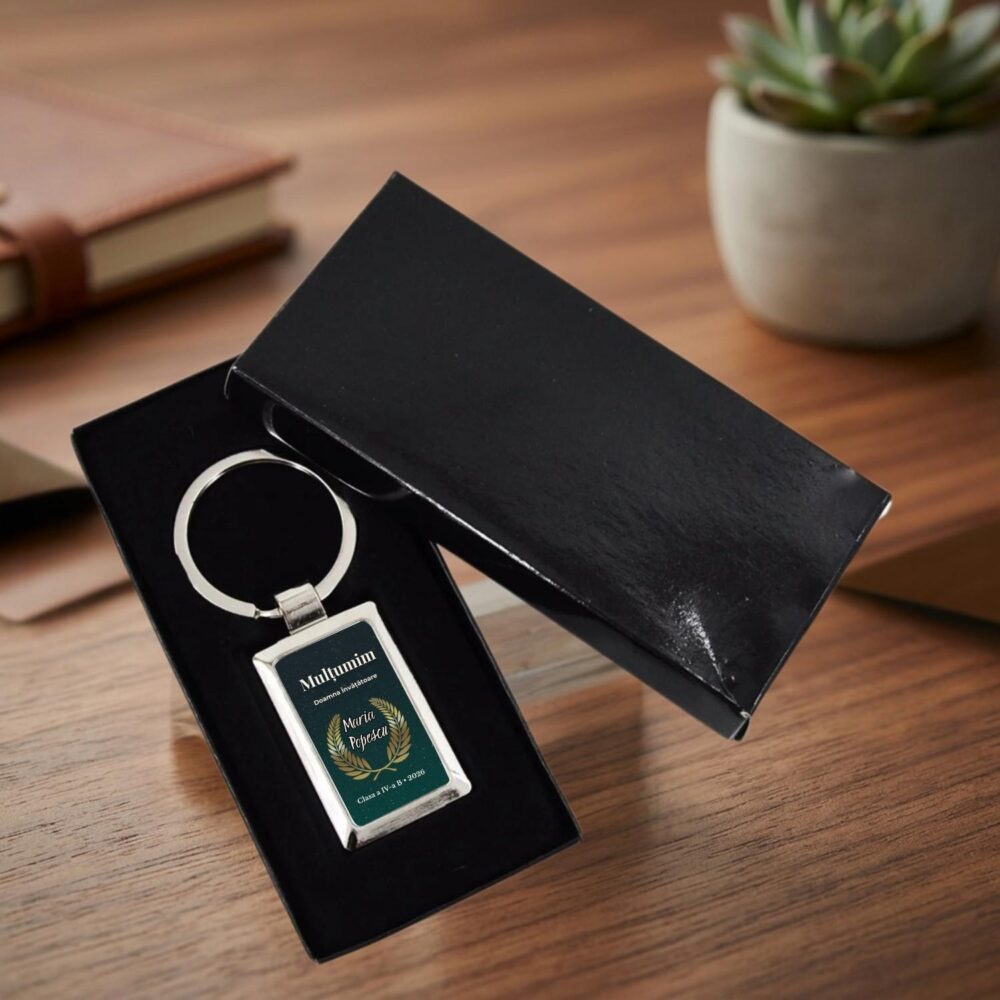 Breloc personalizat pentru invatatoare in cutie neagra, cadou personalizat elegant de oferit