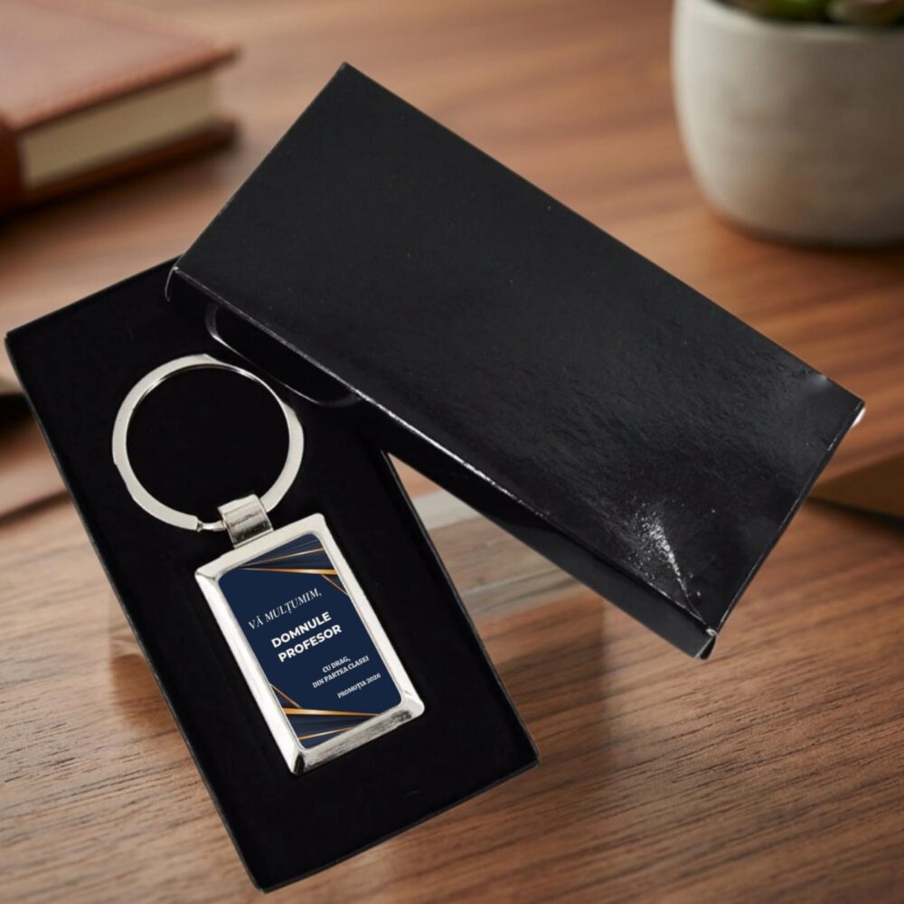 Breloc personalizat pentru profesori ambalat in cutie neagra, prezentare premium pentru cadou