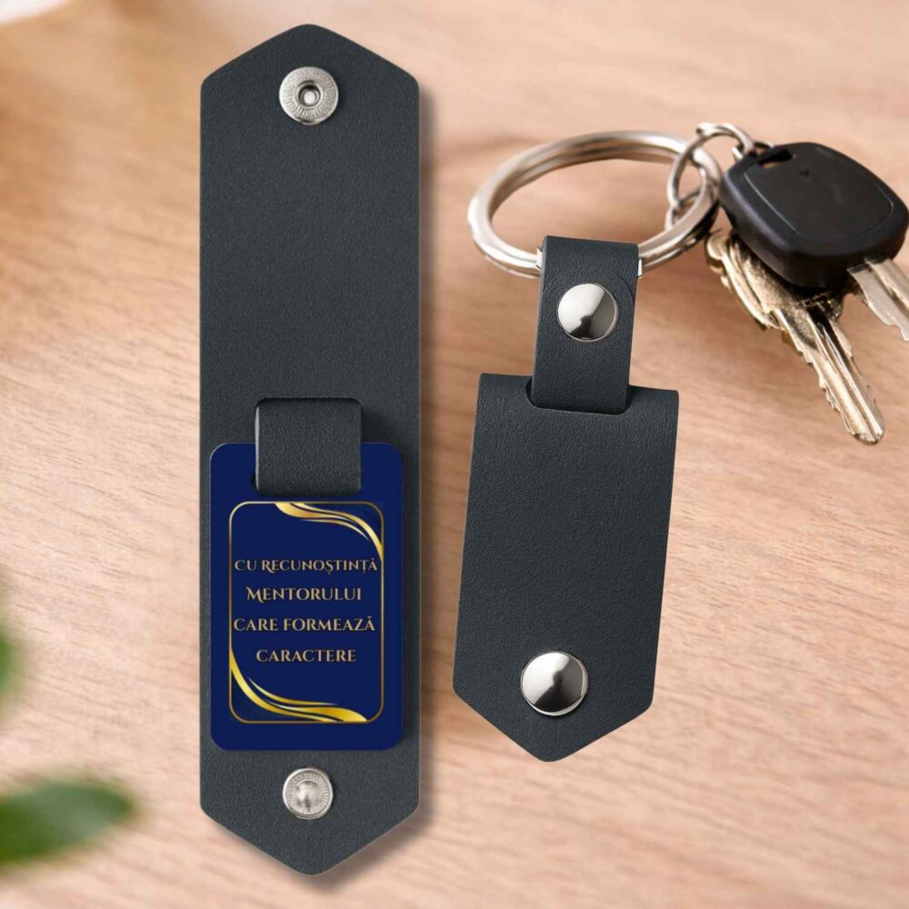 Breloc personalizat pentru profesori, model Mentor de Caracter, cadou elegant cu husă din piele ecologica