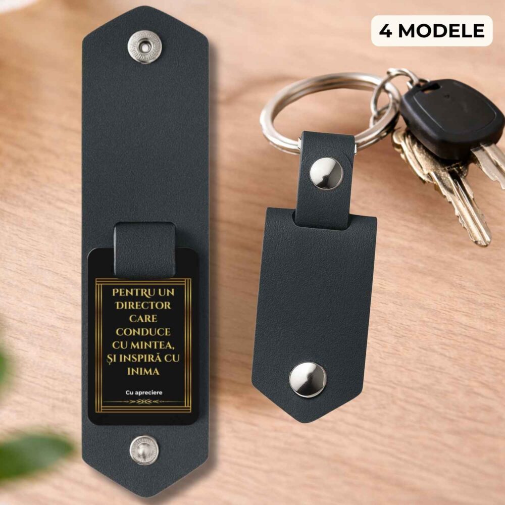 Breloc cu husă din piele personalizat pentru director, model Director cu Viziune, cu husă din piele ecologica si placuta metalica