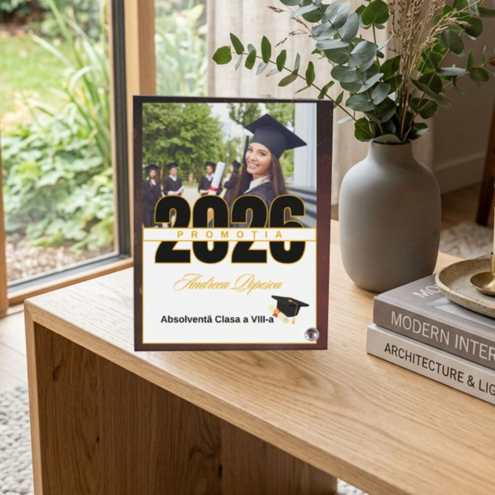 Ramă foto absolvire personalizată promoția 2026 din sticlă, cu nume, fotografie și nivelul absolvirii