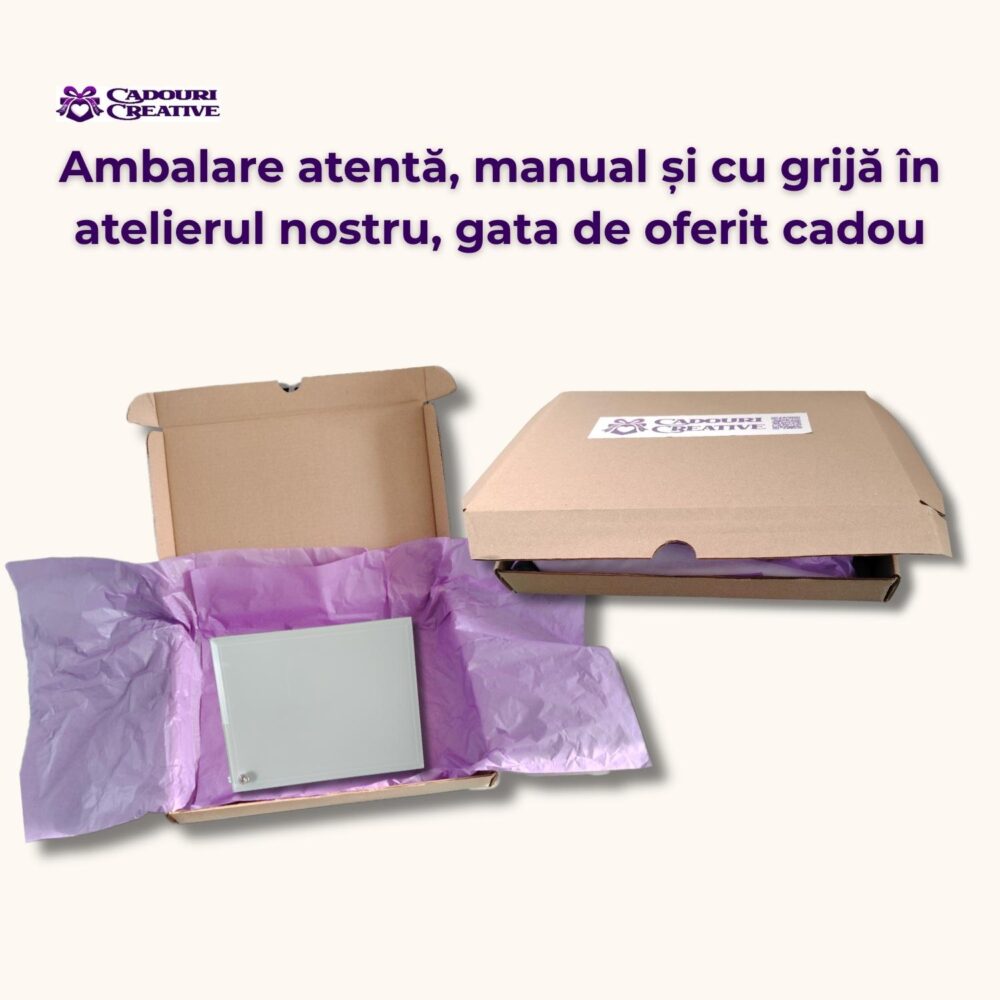 Ramă foto personalizată din sticlă ambalată premium, pregătită de oferit cadou în atelierul Cadouri Creative