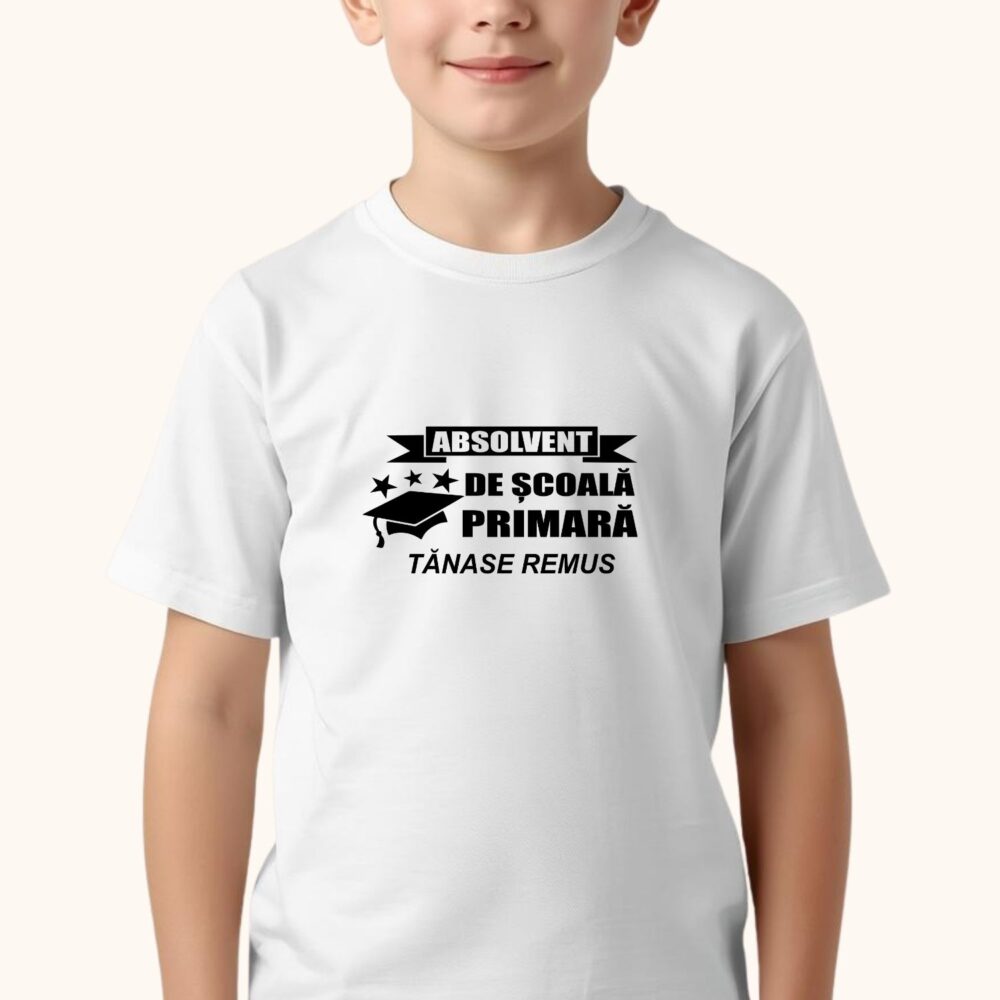Băiat purtând tricou Absolvent de Școală Primară personalizat cu nume, model festiv pentru absolvire și final de clasa a IV-a
