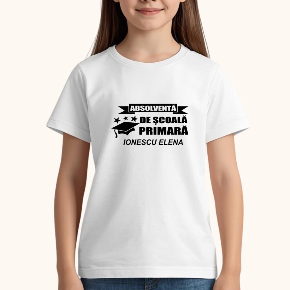 Fetiță purtând tricou Absolventă de Școală Primară personalizat cu nume, model pentru serbare și absolvire clasa a IV-a