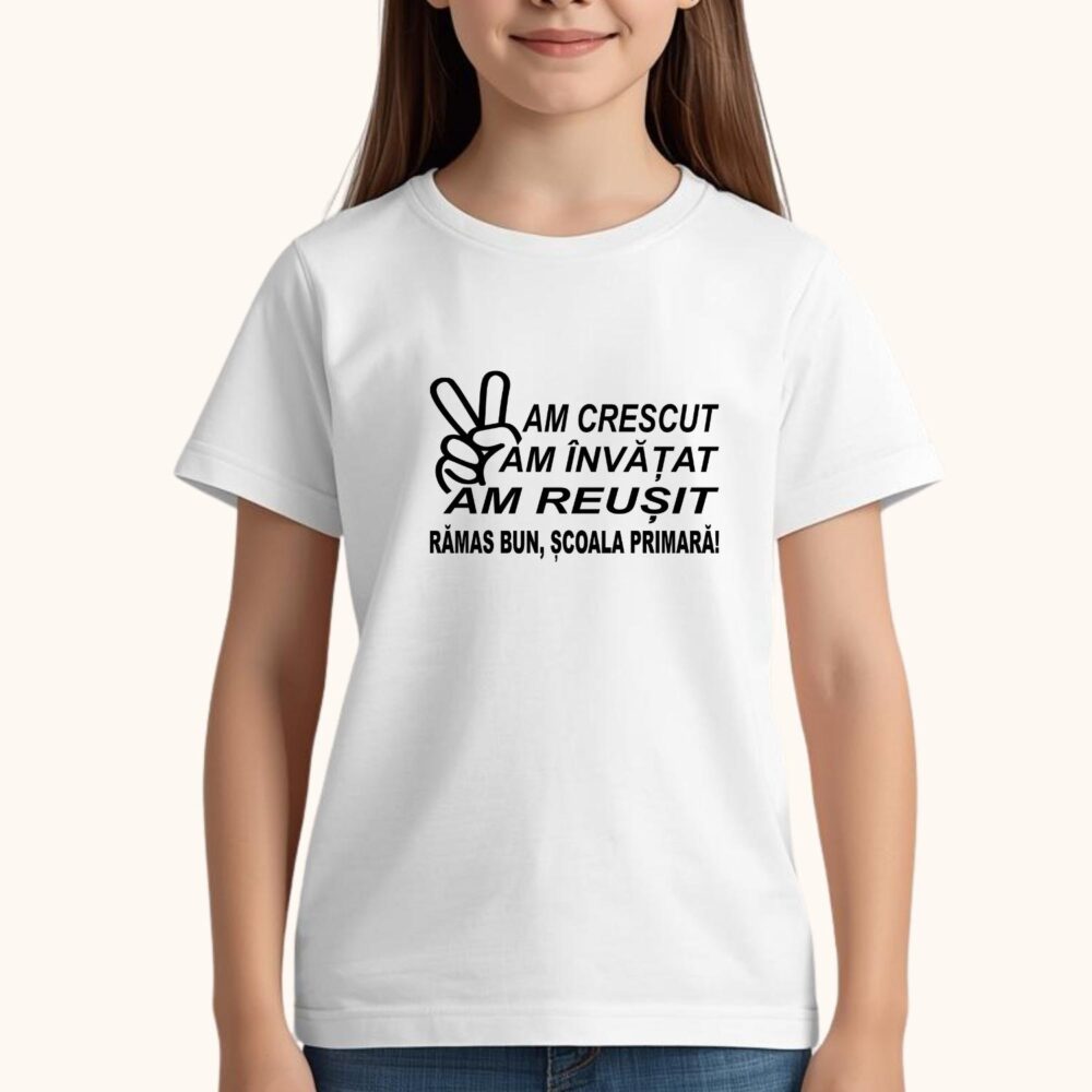 Fetiță purtând tricou Rămas bun Școala Primară cu mesaj Am crescut Am învățat Am reușit, cadou de final de ciclu primar