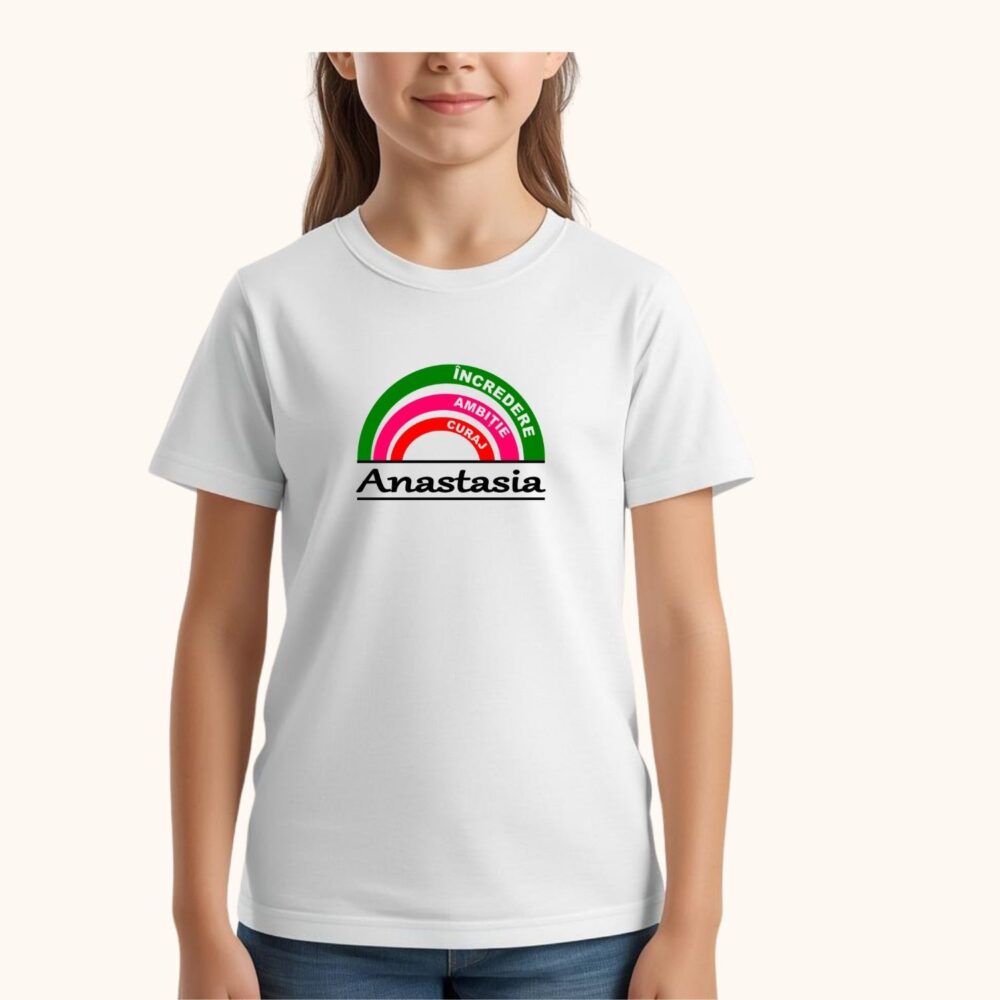 Fetiță purtând tricou motivațional copii personalizat cu nume, model curcubeu statement pozitiv