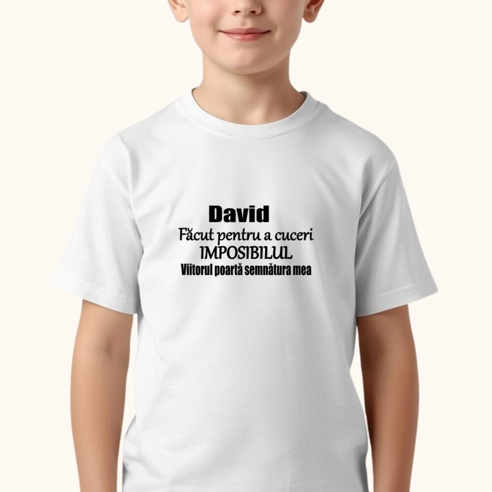 Băiat purtând tricou statement motivațional copii cu nume și mesajul Viitorul poartă semnătura mea