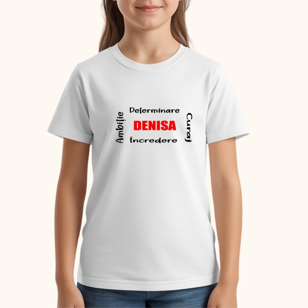 Fetiță purtând tricou motivațional copii personalizat cu nume, model cu ambiție, determinare, curaj și încredere