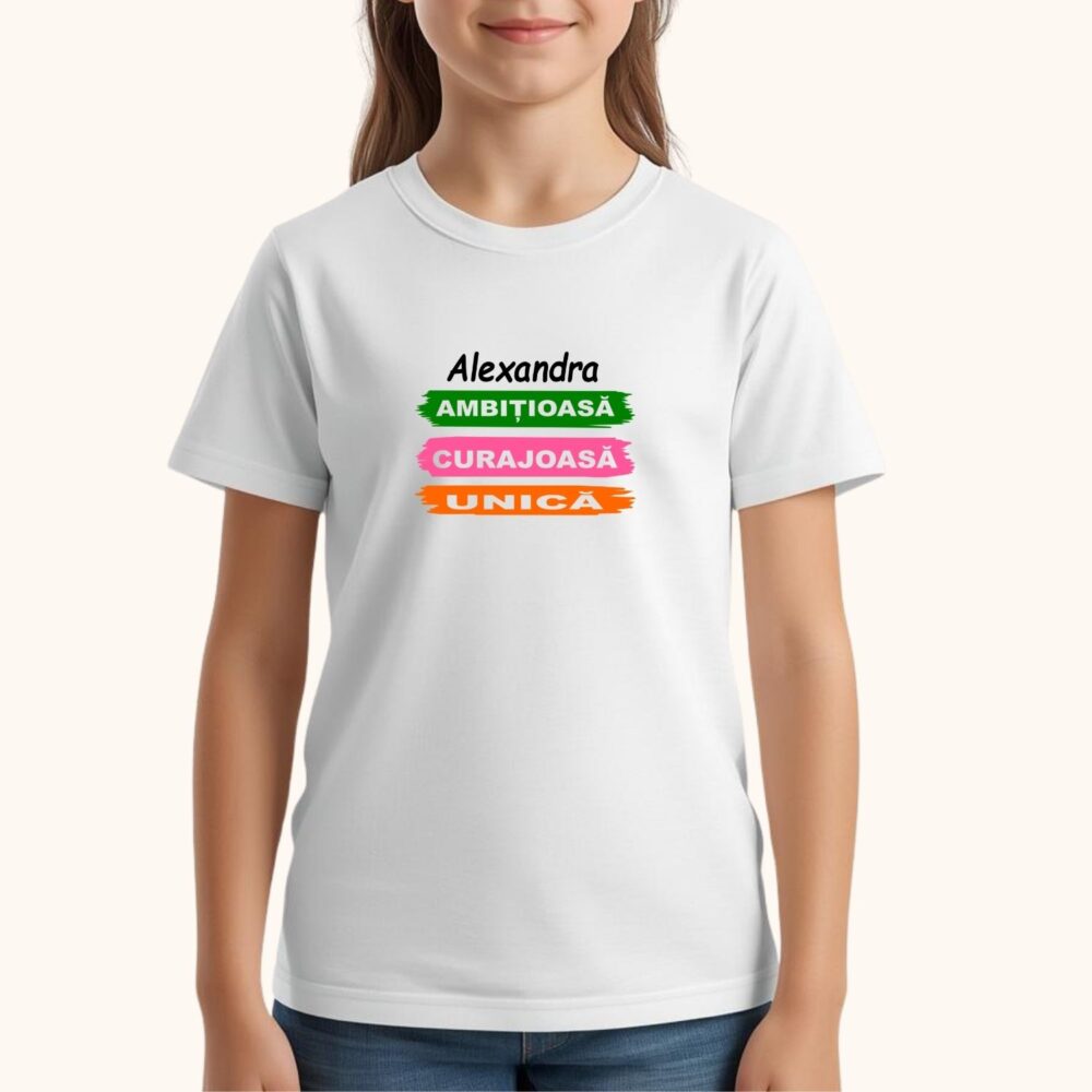 Fetiță purtând tricou motivațional copii cu nume și mesaj pozitiv, model Ambițioasă Curajoasă Unică