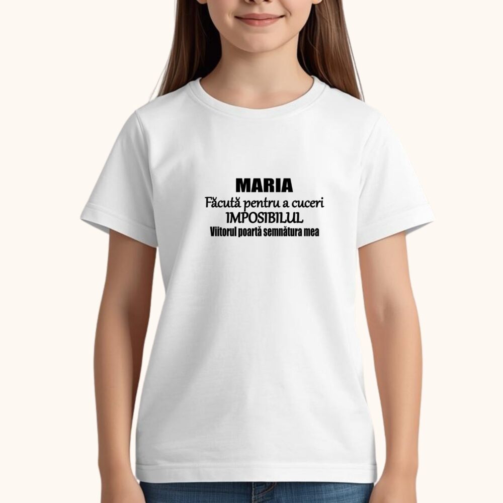 Fetiță purtând tricou statement motivațional copii cu nume și mesajul Făcută pentru a cuceri imposibilul