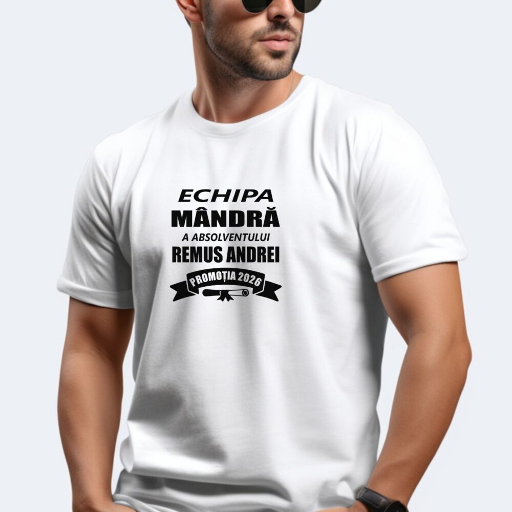Tricou Echipa mândră a absolventului pe alb, model family pentru mamă, tată și bunici, personalizat cu nume și promoția anului