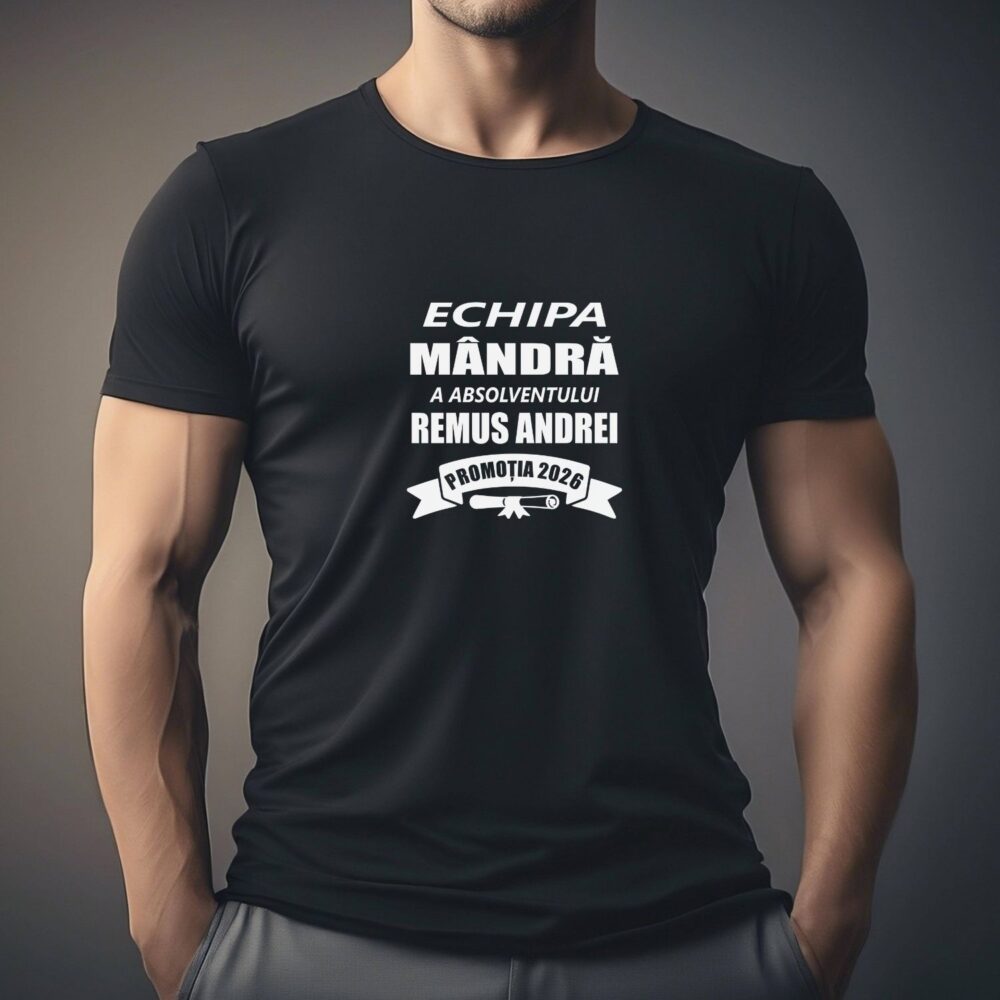 Tricou Echipa mândră a absolventului purtat pe negru, personalizat pentru familie și set de absolvire