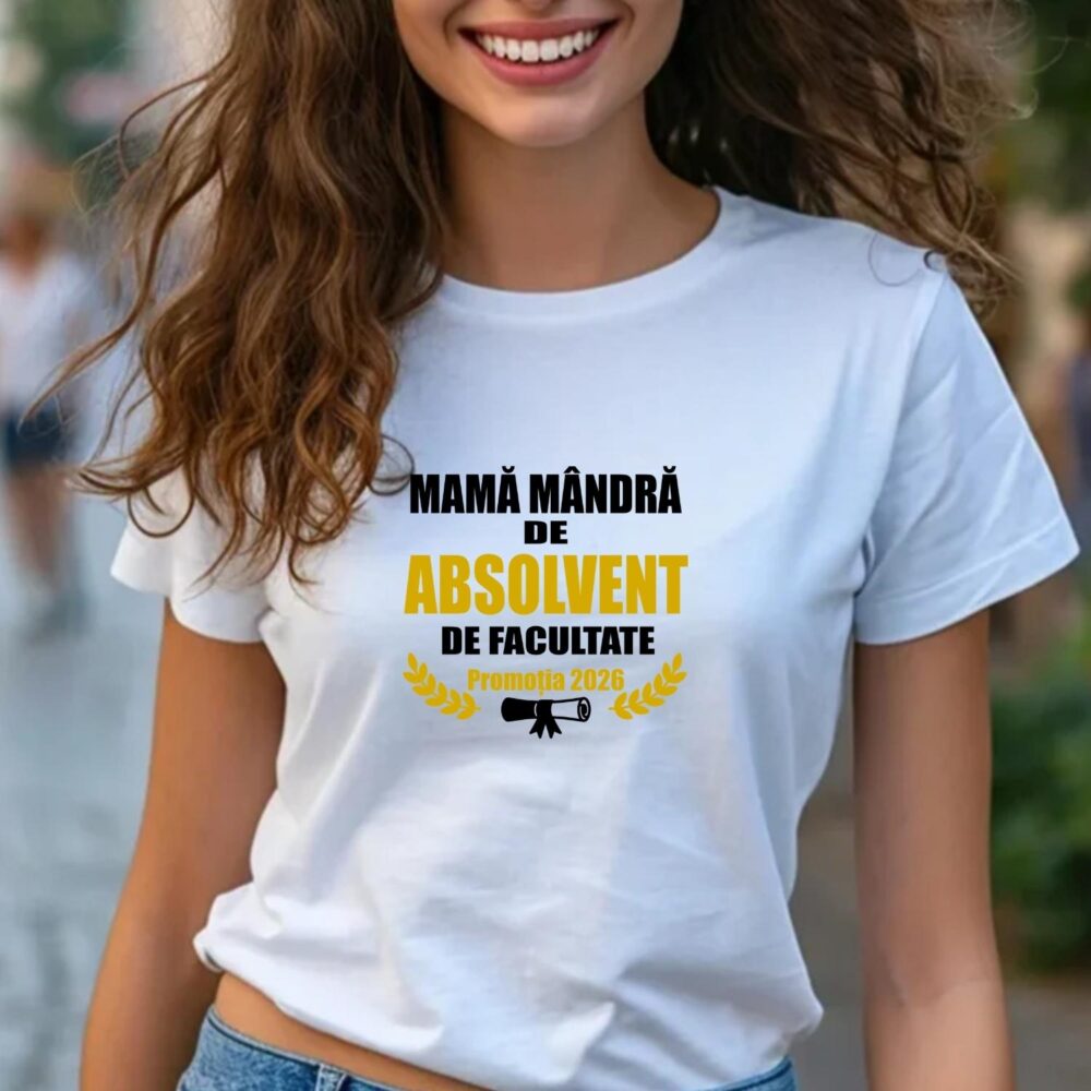 Tricou Mamă mândră de absolvent pe alb, cu accent gold metalic, personalizat pentru absolvire și promoția anului