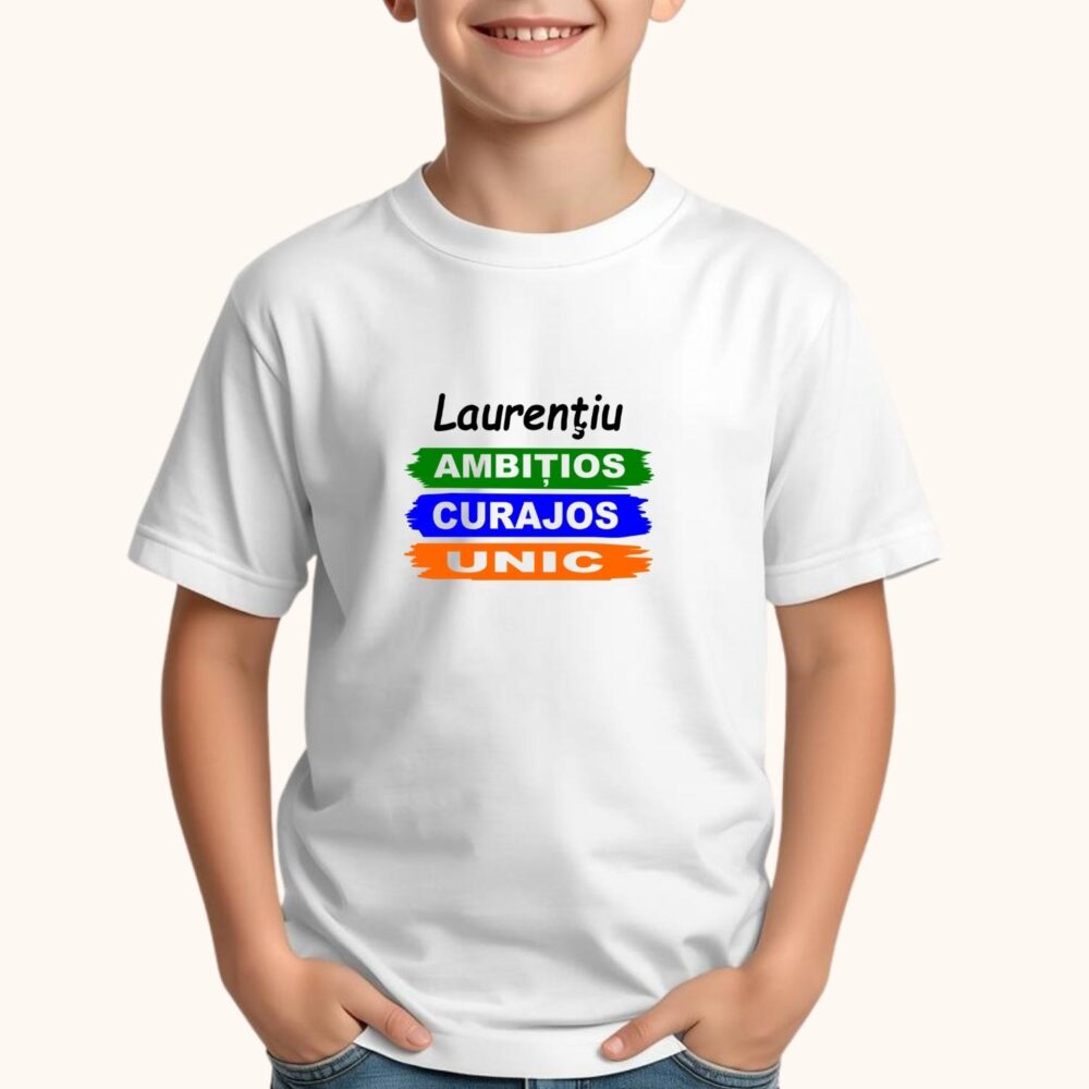 Băiat purtând tricou motivațional copii cu nume, model Ambițios Curajos Unic
