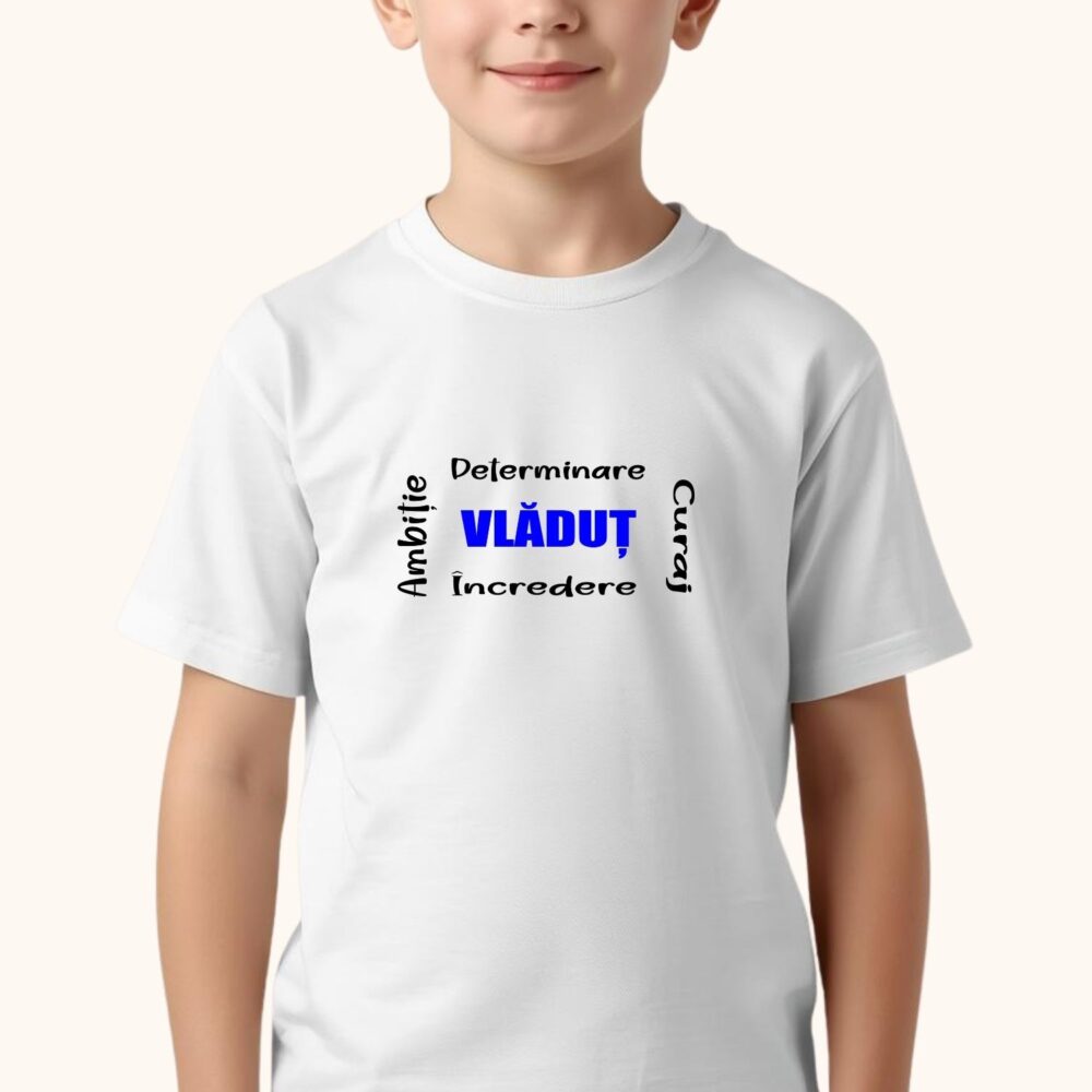 Băiat purtând tricou motivațional personalizat cu nume și calități: ambiție, determinare, curaj și încredere
