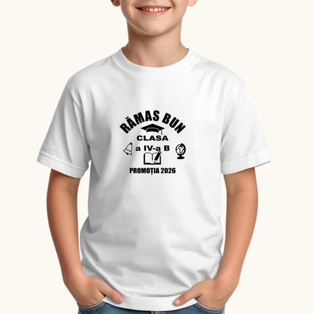 Băiat purtând tricou Rămas bun Clasa a IV-a personalizat cu clasă și promoția 2026, ideal pentru poze și final de școală primară