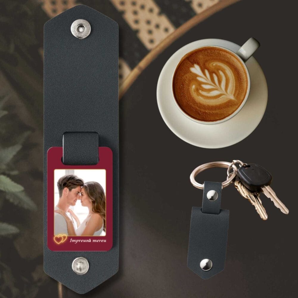 Breloc premium pentru cuplu cu poză personalizată, prezentat în cadru lifestyle