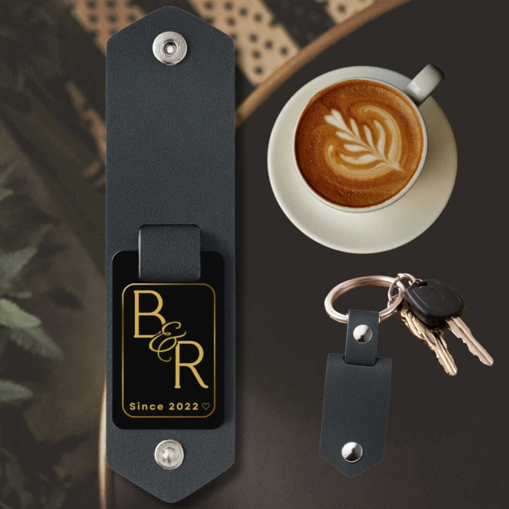 Breloc cuplu personalizat cu inițiale elegante și dată sau an, model monogramă