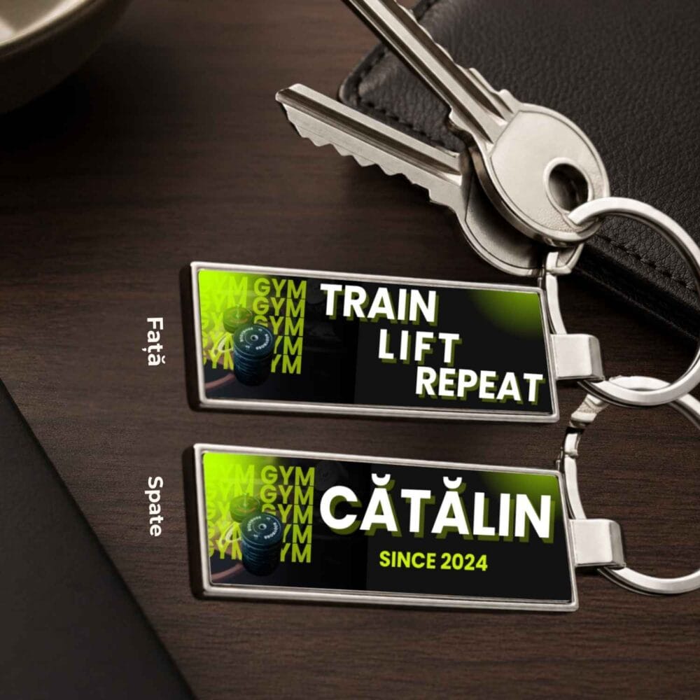 Breloc fitness personalizat față-verso model Train Lift Repeat cu nume și an, cadou pentru pasionații de sală și antrenamente